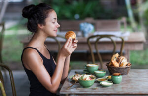 Mindful Eating: Yemeği Hissetmek Ve Farkındalıkla Beslenmek
