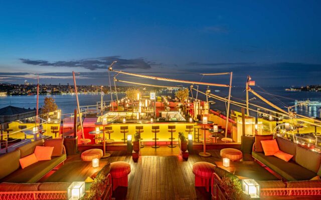 16-Roof-Boğaz’a-Karşı-Lezzet-ve-Müzik-Dolu-Yaz-Geceleri